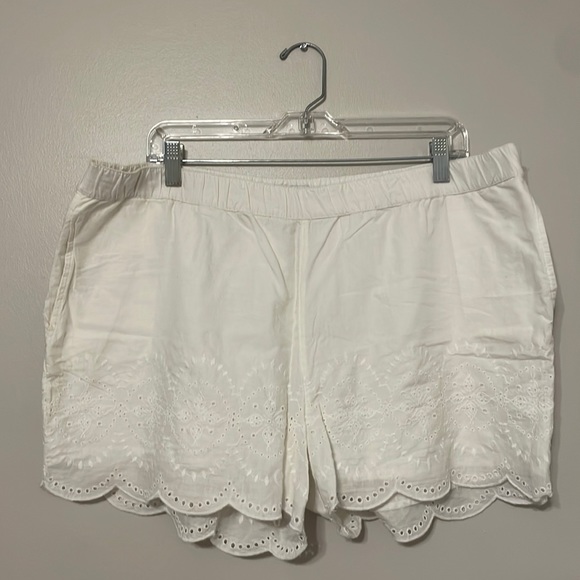 Vineyard Vines Pants - Vineyard Vines White Lacy Shorts Size XL